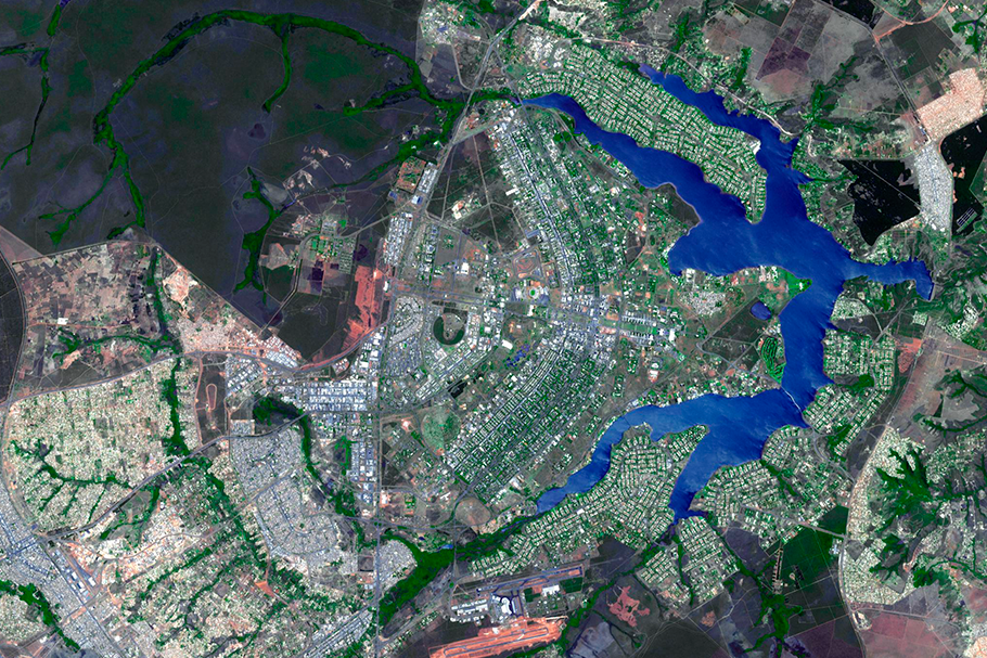 Foto de satélite da cidade de Brasília, DF, com seu famoso Plano Diretor. O poder público é uma maneira importante de trabalhar com urbanismo.