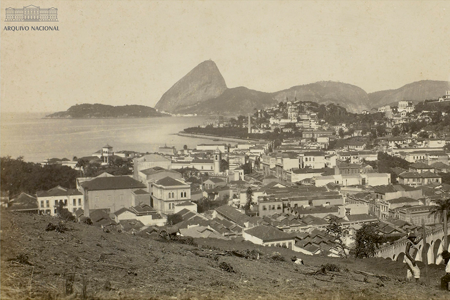 Vista do alto de Santa Teresa e do Outeiro da Glória a partir do morro de Santo Antônio, Rio de Janeiro, 1922, com a presença de inúmeros cortiços.