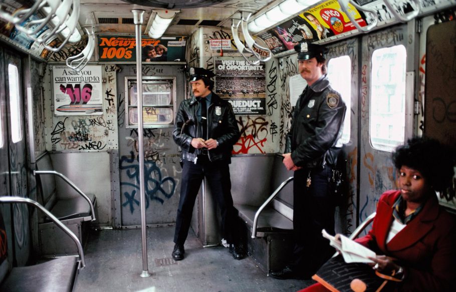 Policiais patrulhando o metrô. Bronx, 1981