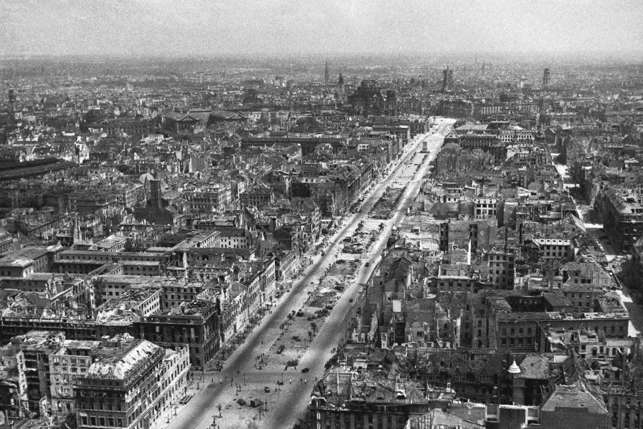 Registro da destruição de Berlim feito após a conquista da cidade pelos Aliados