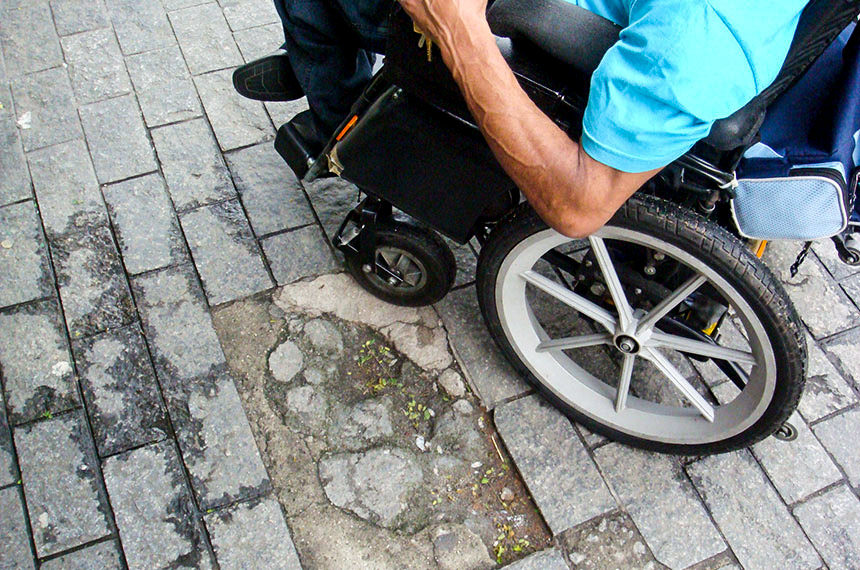 Calçadas com piso inadequado para circulação de cadeirantes.