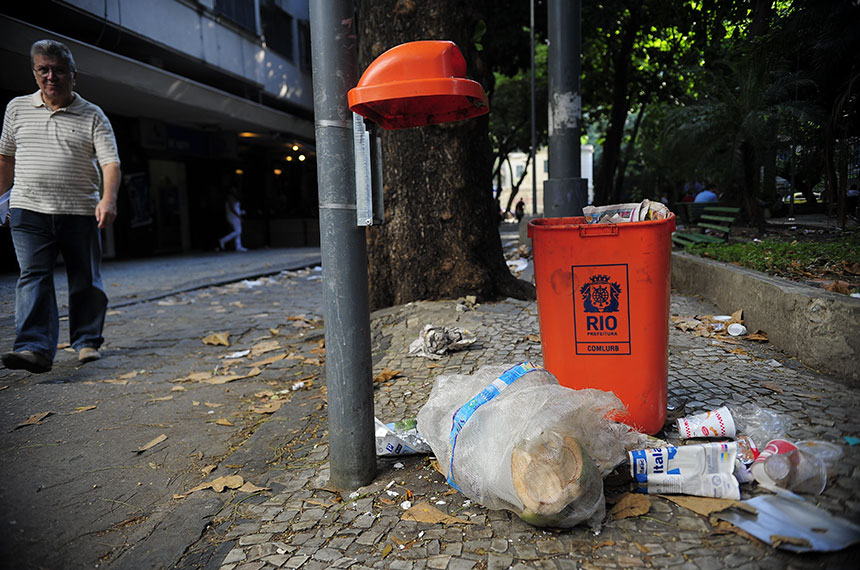 No Rio de Janeiro, calçada tomada por lixo.