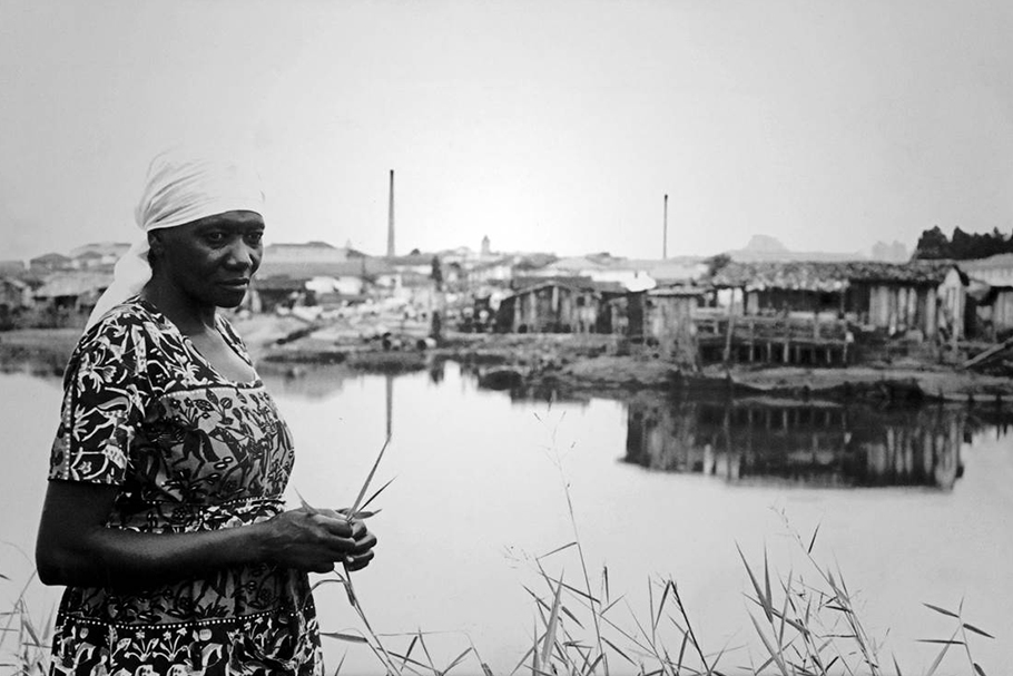 Carolina e a Favela do Canindé, ao fundo.