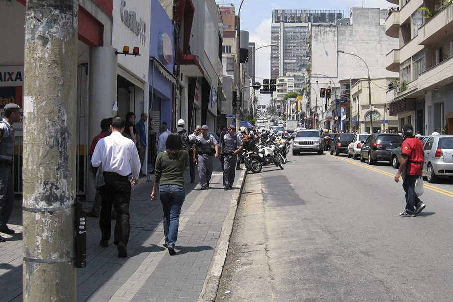 Paisagem atual da Rua Augusta, São Paulo. Prédios baixos, calçadas estreitas e muito espaço para os carros.