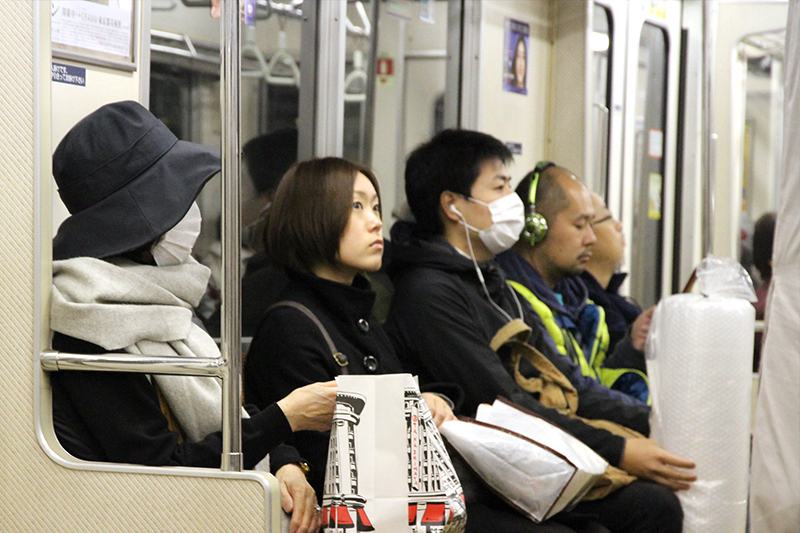 Foto do metrô de Tóquio em 2012. Hábito de usar máscaras por conta da poluição pode ter contribuído para adesão de japoneses ao uso no transporte coletivo para conter o COVID-19.
