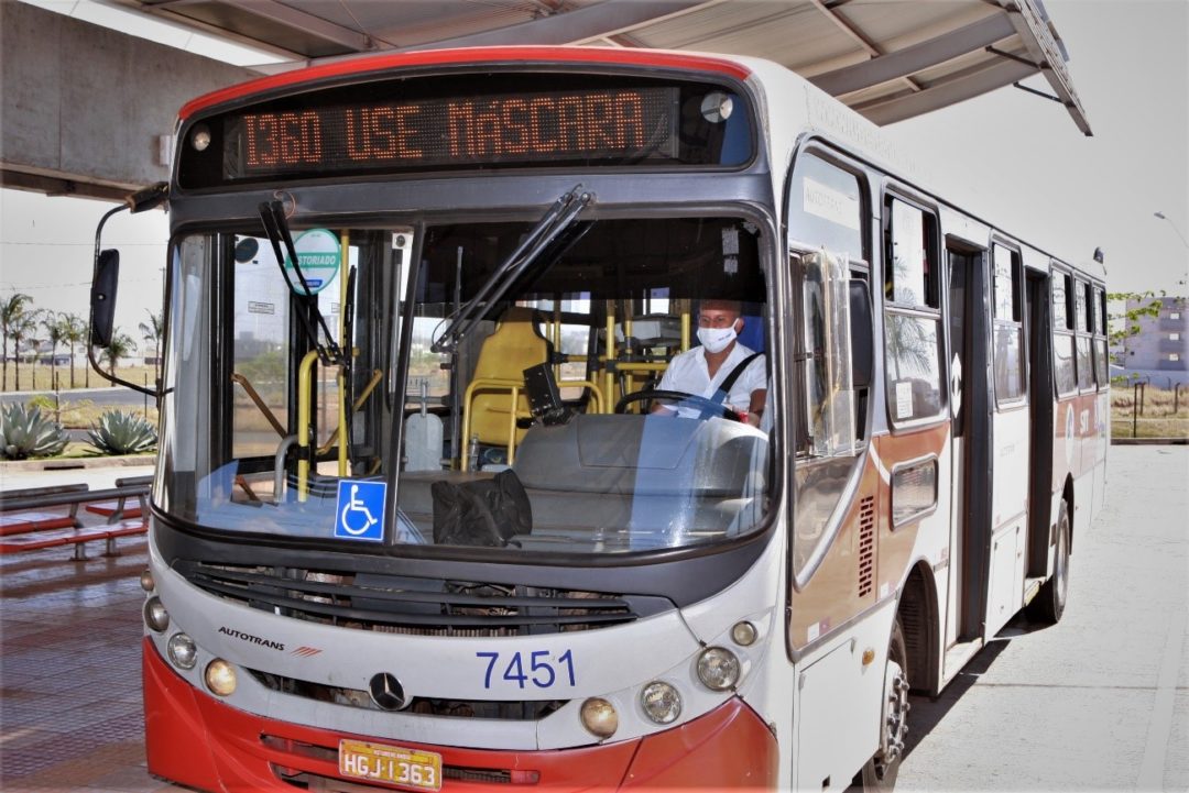 Aviso sobre o uso de máscara para conter o COVID-19 em letreiros de ônibus de transporte coletivo em Uberlândia.