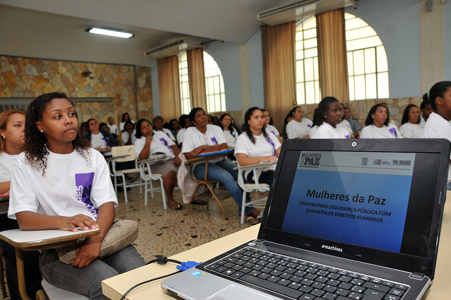 Aula inaugural do Projeto Mulheres da Paz no Rio de Janeiro.