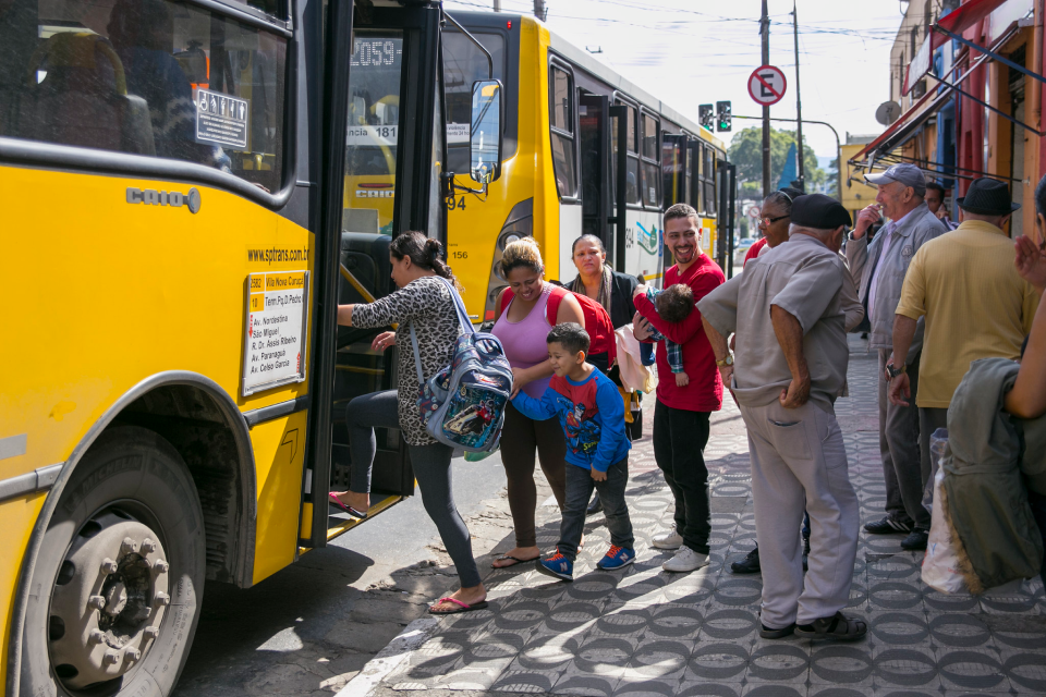 pessoas subindo no ônibus