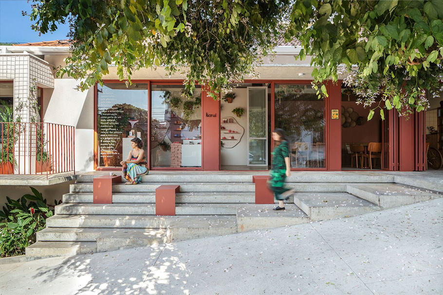 Exemplo de continuidade entre calçadas e edifício