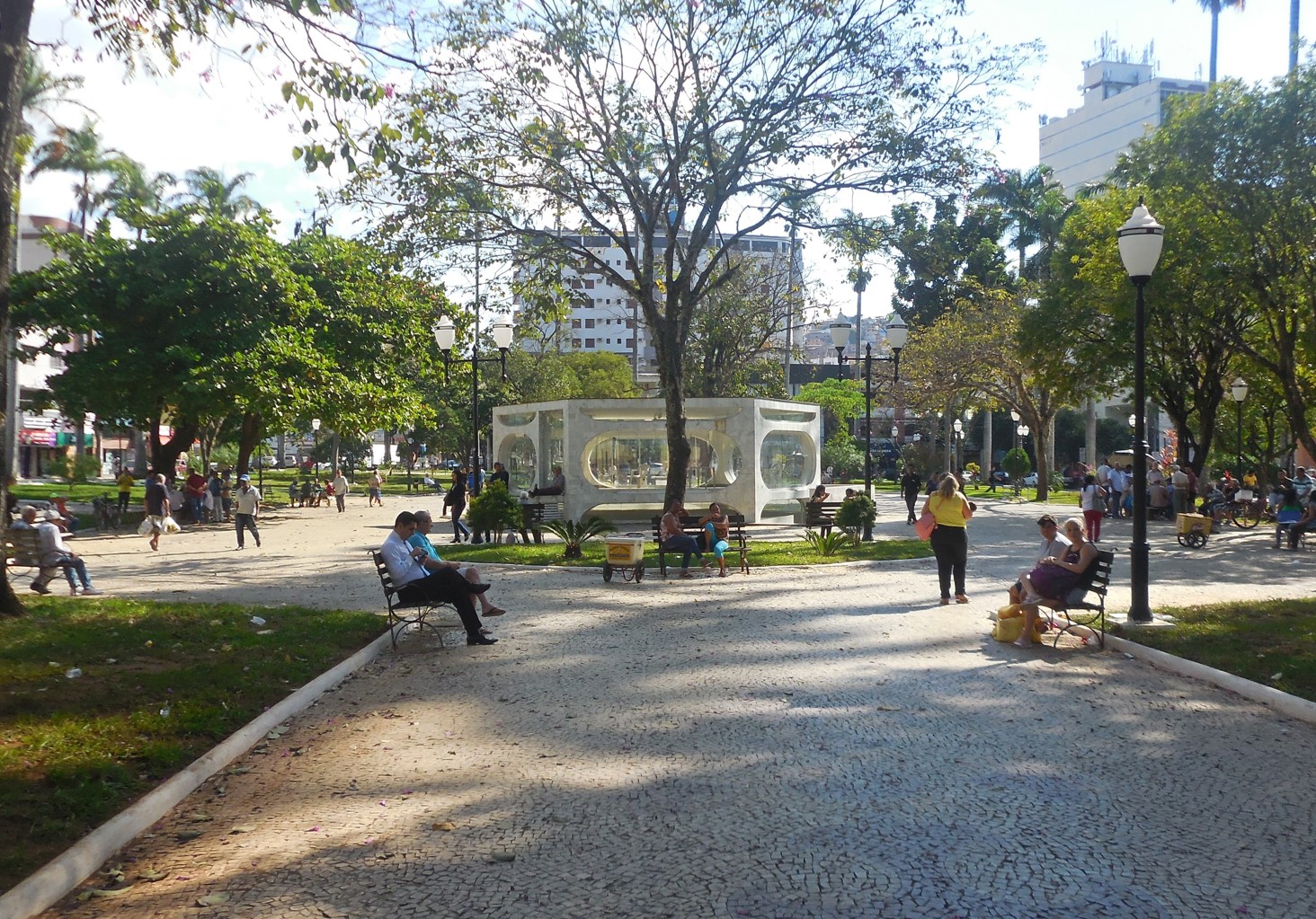 Como os espaços públicos repelem ou atraem as pessoas