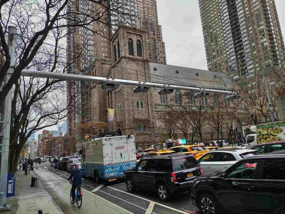 A imagem mostra a rua 9th Avenue, em Nova York, com câmeras de cobrança de taxa de congestionamento instaladas.