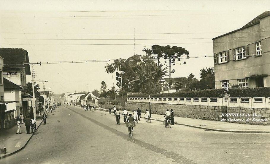 A foto mostra a Avenida Getúlio Vargas, em Joinville, em 1950, com vários ciclistas.