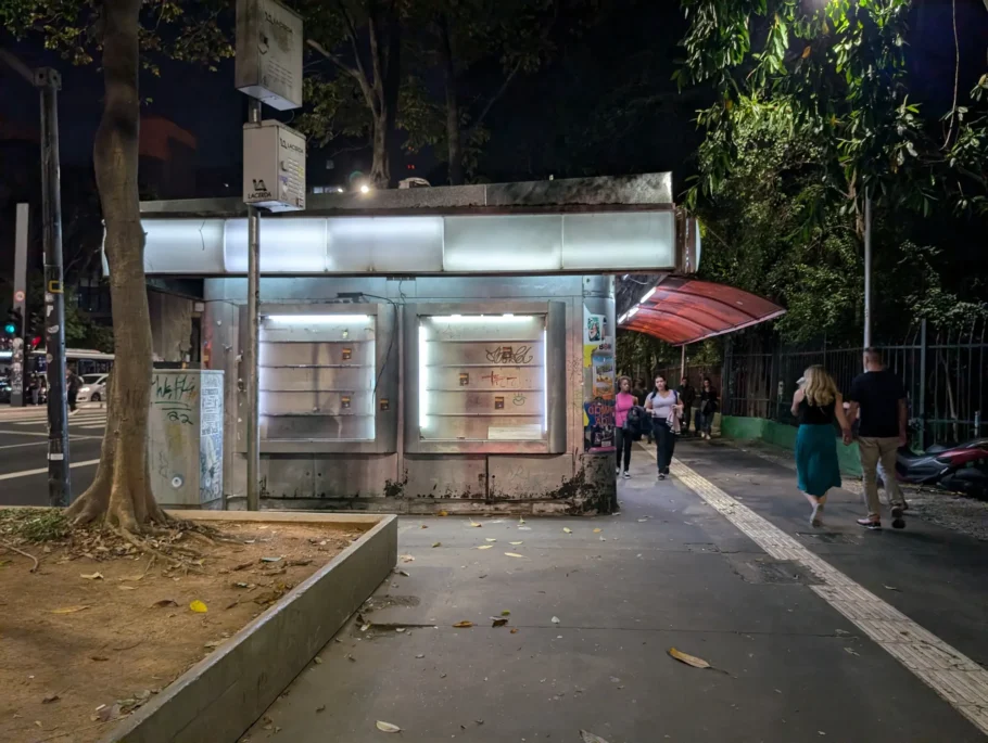 A foto mostra uma grande banca de jornal ocupando boa parte da calçada da Avenida Paulista em São Paulo.