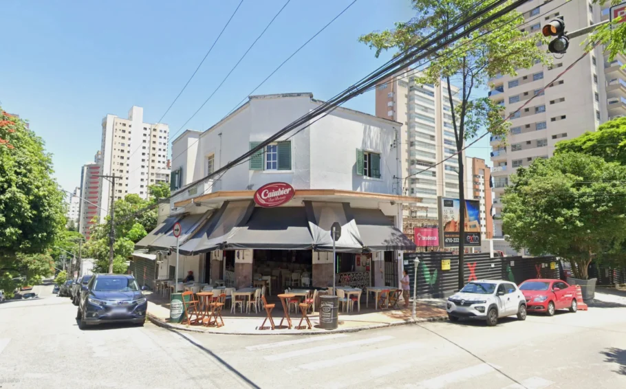 A imagem mostra a esquina da Rua Caiubi com a Campevas, no bairro de Perdizes, em São Paulo, onde mais um exemplo de novo edifício será construído no entorno do tradicional estabelecimento comercial que ocupa a esquina.