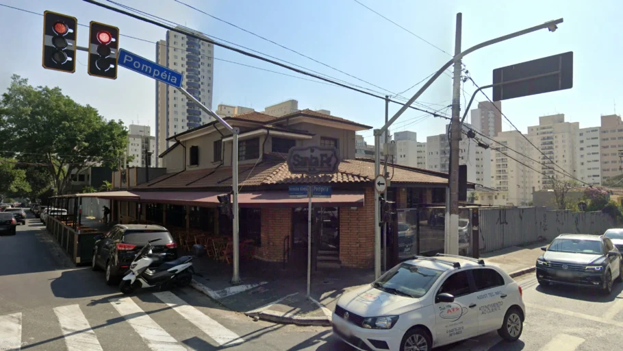 A imagem mostra a esquina da Avenida Pompeia com a Rua Ministro Ferreira Alves, também na Vila Pompeia, em São Paulo.