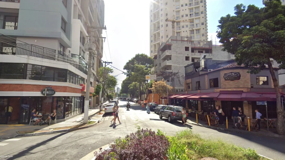 A imagem mostra a esquina da Rua Tucuna com a Ministro Ferreira Alves, na Vila Pompeia, em São Paulo. Um novo edifício (à esquerda) tem lojas no térreo. Em frente, o estabelecimento comercial localizado na esquina foi mantido e um novo empreendimento em construção ocupará seu entorno.