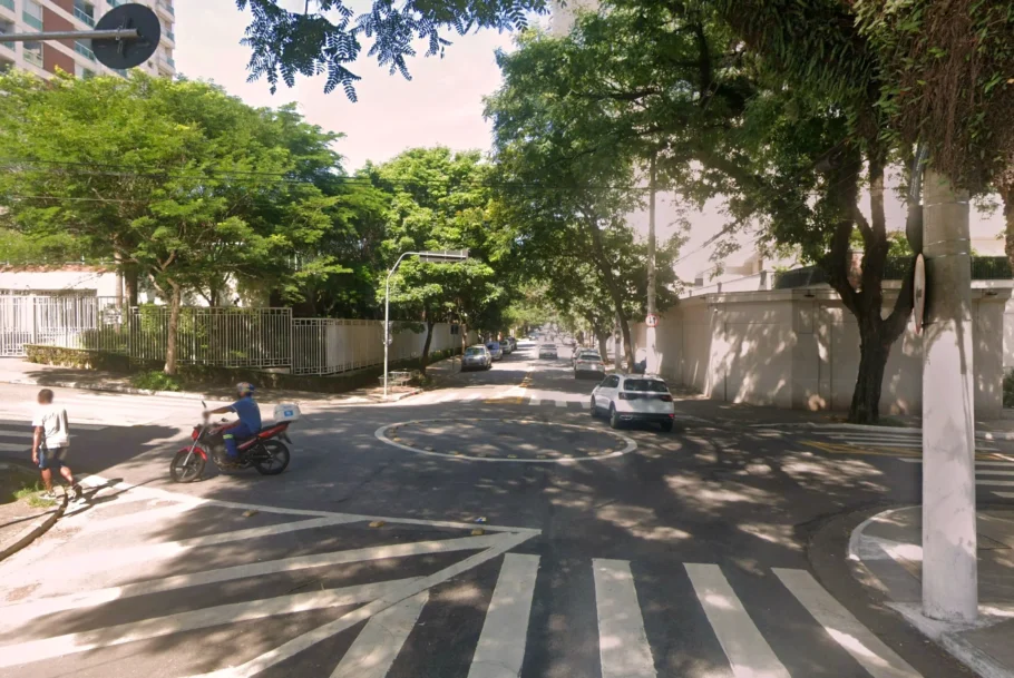 A imagem mostra duas esquinas sem vida, com muros e grades, no cruzamento da Rua Vespasiano com a Rua Camilo, na Vila Romana, em São Paulo. 