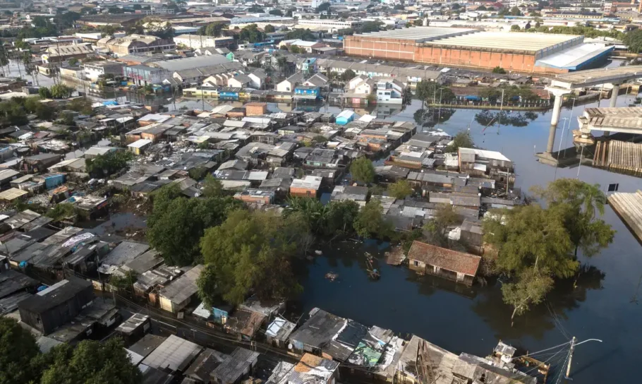 A imagem mostra o bairro Humaitá, em Porto Alegre, alagado pelas enchentes.