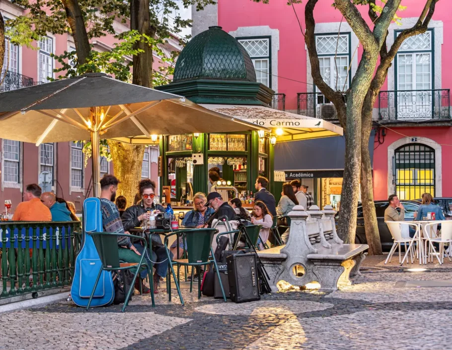 A foto mostra um quiosque na praça chamada Largo do Carmo, em Lisboa.