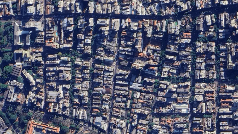 A imagem mostra o bairro Bom Fim, em Porto Alegre, visto de cima.