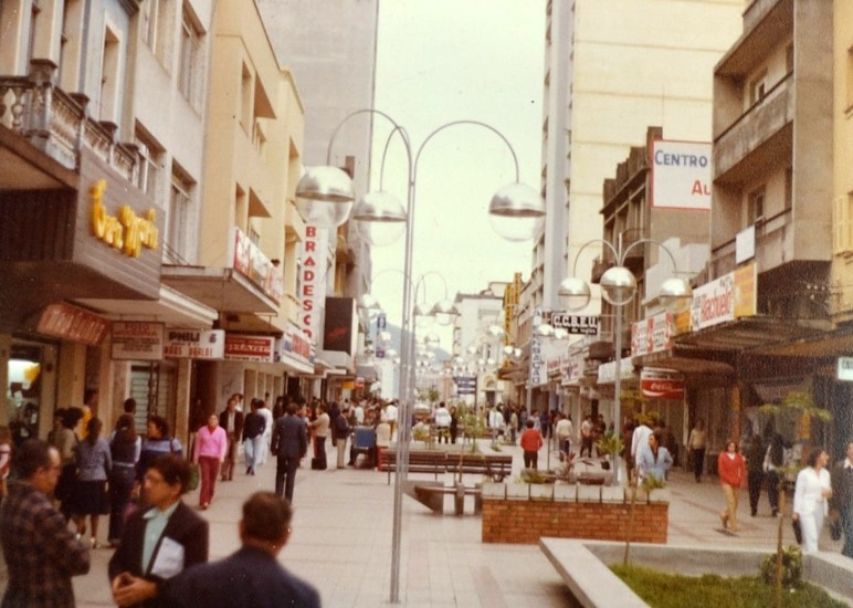 A foto mostra o calçadão da Primeira Quadra, em Santa Maria, que foi pedestrianizada. 