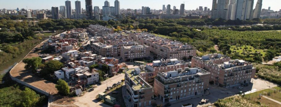 A imagem mostra a área do bairro Rodrigo Bueno vista de cima. Os prédios mais novos podem ser vistos à direita, adjacentes à reserva Costanera Sur.