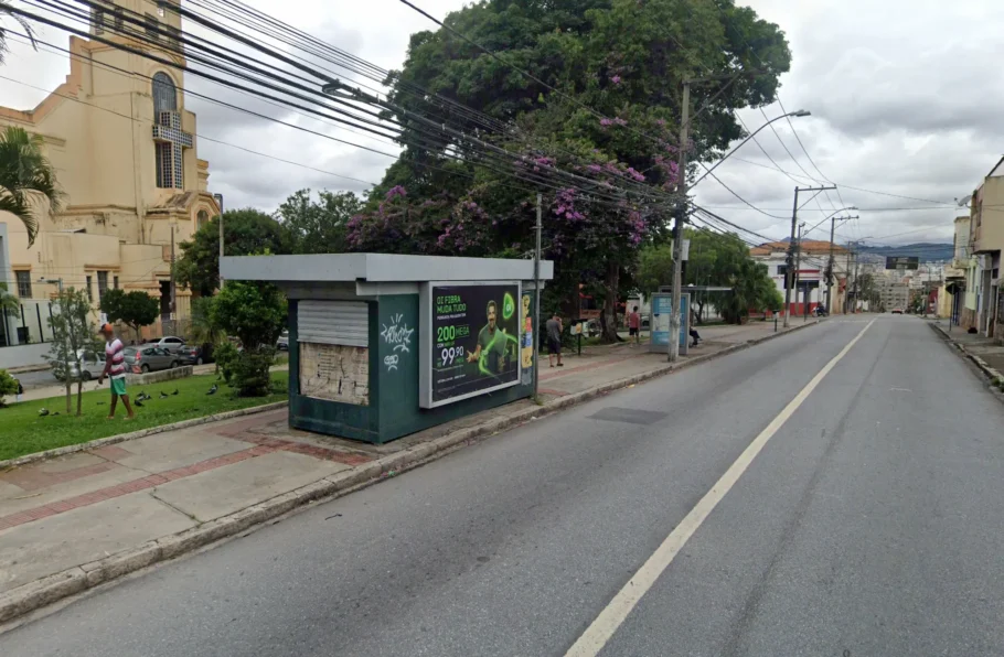 A foto mostra uma banca de jornal em uma calçada do bairro Carlos Prestes, em Belo Horizonte.