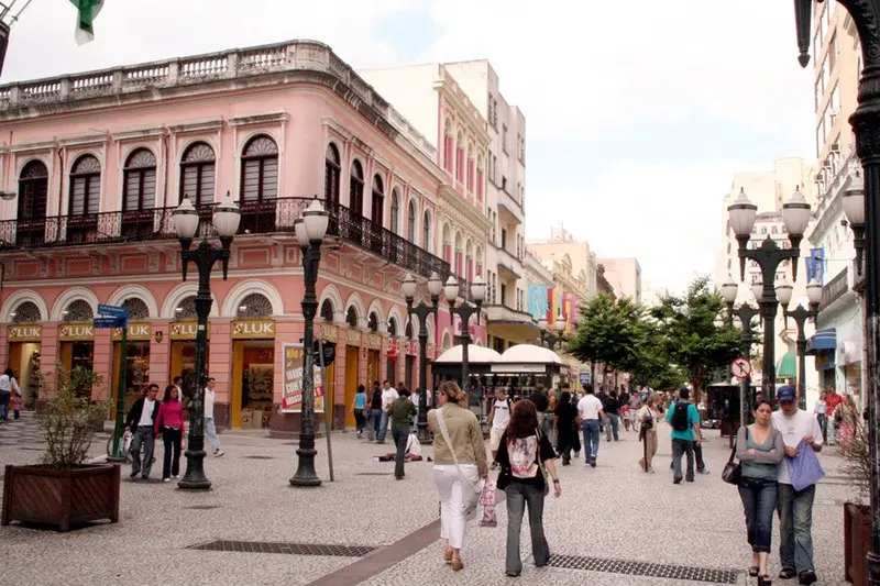 A foto mostra a Rua das Flores, em Curitiba, que é pedestrianizada.