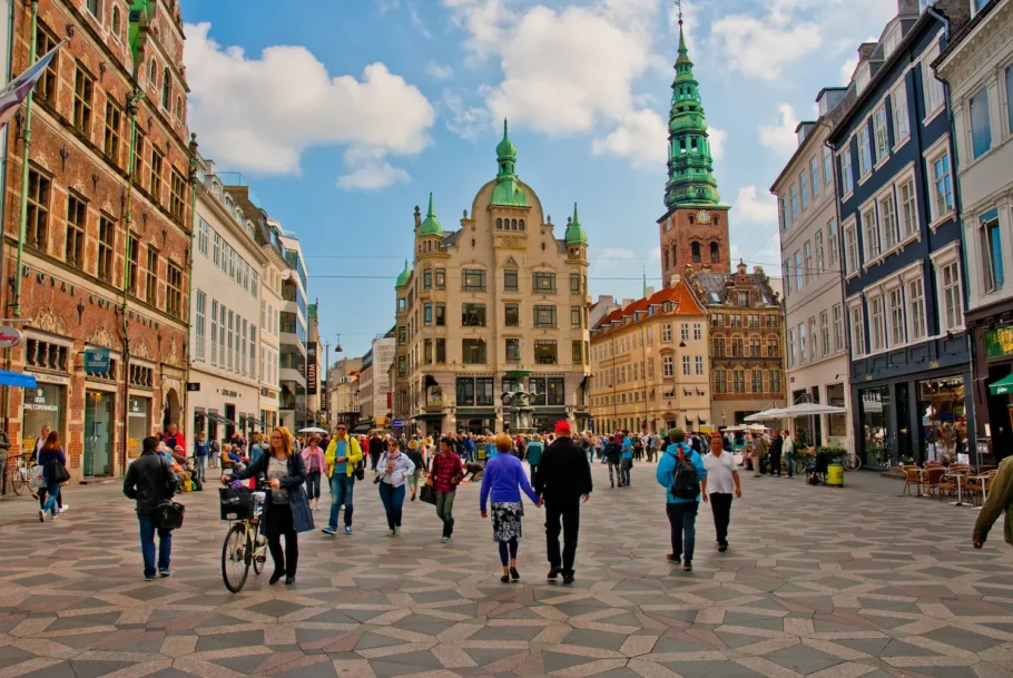 A foto mostra a Rua Stroget, em Copenhagen, que é pedestrianizada.