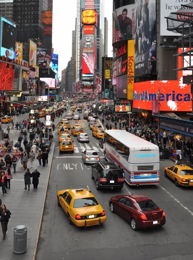 A foto mostra a rua da Times Square em 2009, antes do processo de pedestrianização.