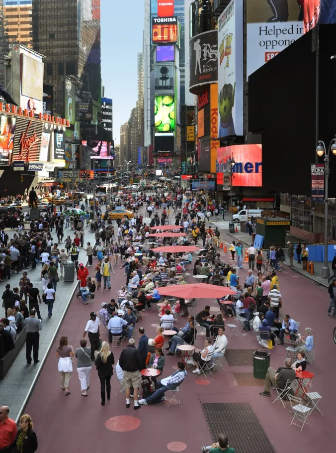 A foto mostra a rua da Times Square em 2009, depois de iniciar o projeto piloto de pedestrianização. 