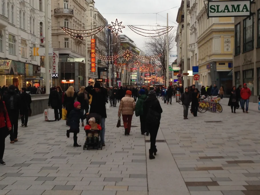 A foto mostra uma rua pedestrianizada em Viena, na Áustria. 