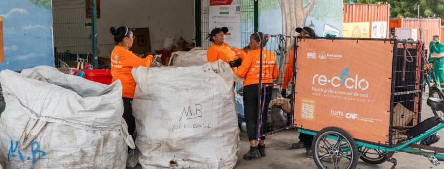 A foto mostra um ecoponto de reciclagem em Fortaleza.