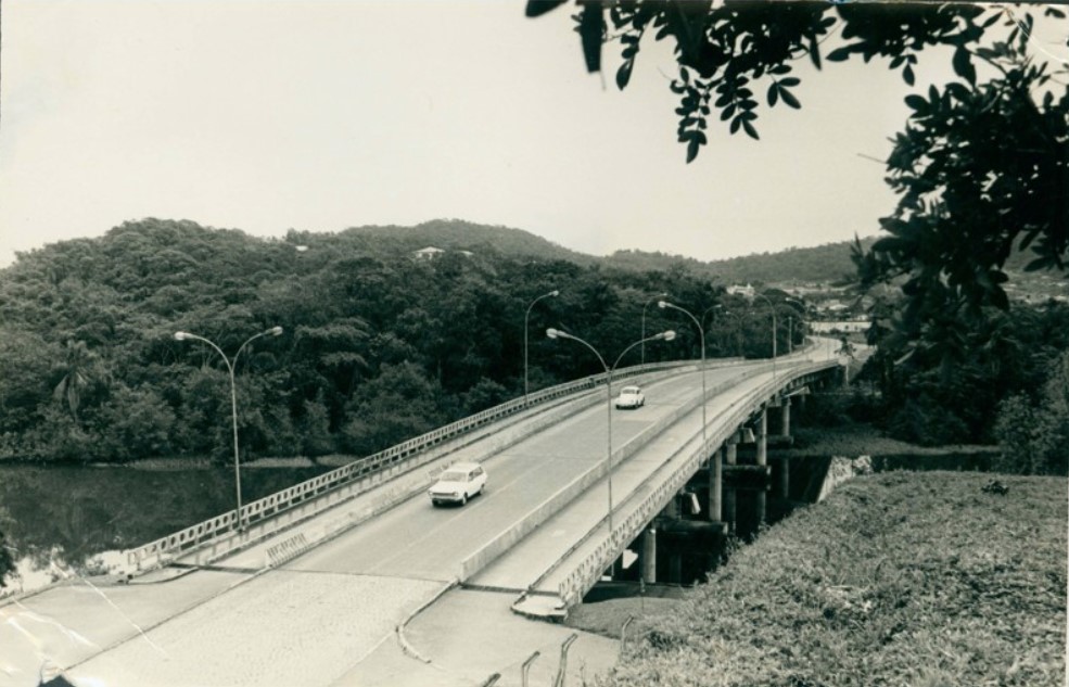 A foto mostra a Ponte do Trabalhador, em Joinville.