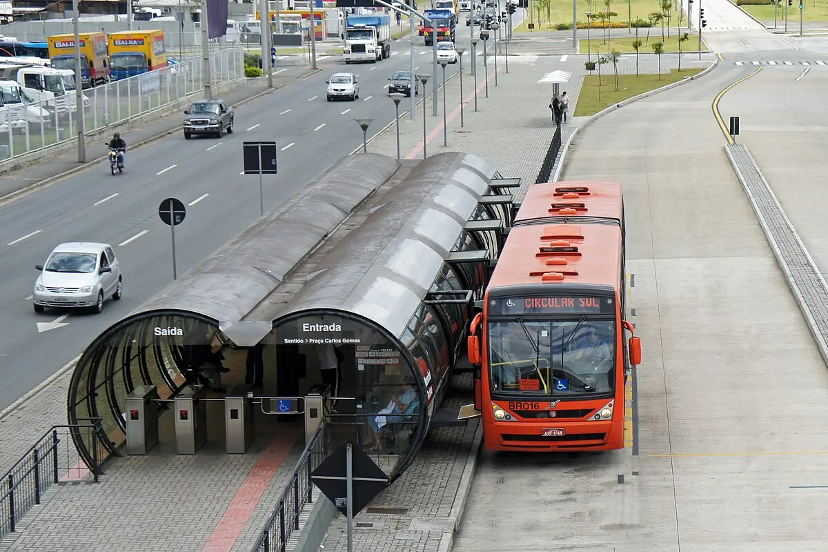 Por que o uso do transporte público em Curitiba ainda é tão baixo?