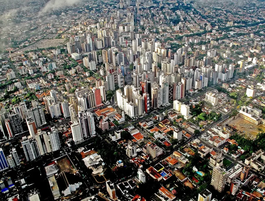 A foto mostra uma imagem aérea de Curitiba.