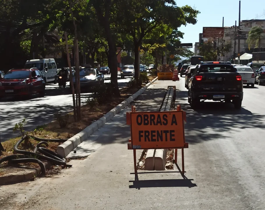 A foto mostra a avenida Afonso Pena com a ciclovia em obras