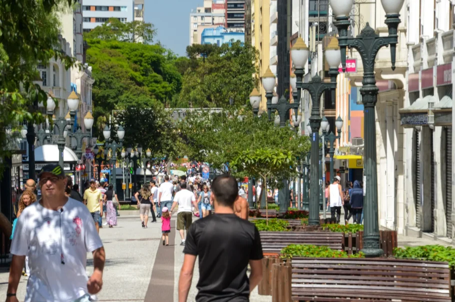 A foto mostra a Rua XV de Novembro, em Curitiba.