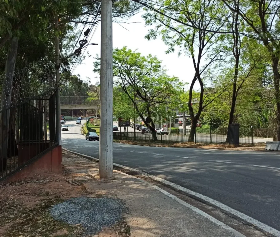 A foto mostra uma calçada estreita. 