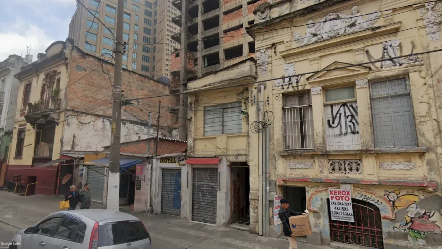 A foto mostra edifícios abandonados na Rua do Carmo, na Sé, em São Paulo. 