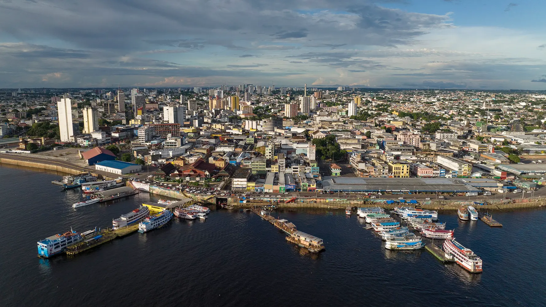 Manaus: cheia de rios, mas ainda assim, hidrofóbica