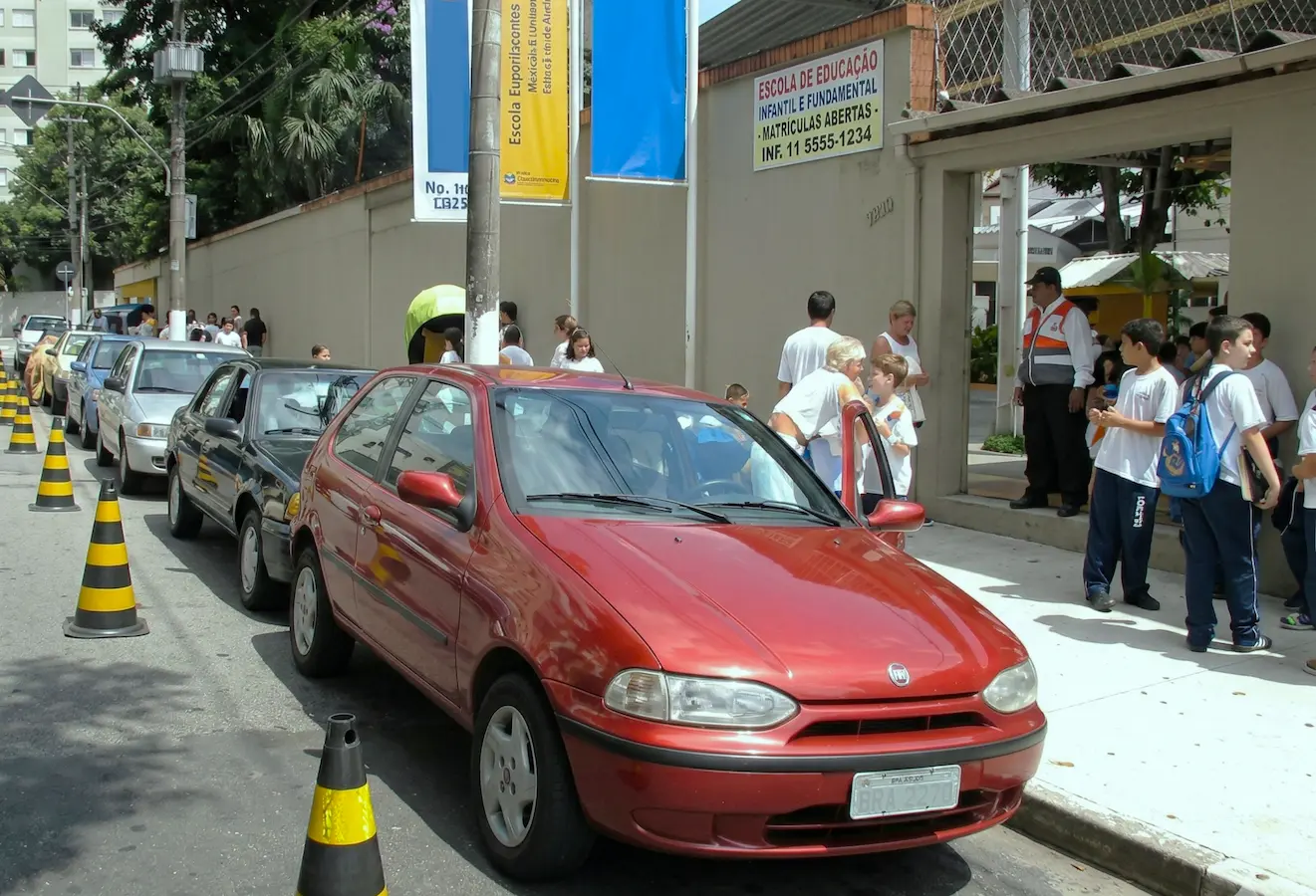 A desumana fila de carros na escola